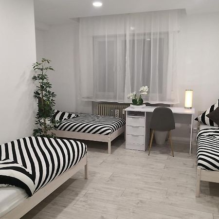 Schoene Und Optimal Gelegene Wohnung Weisskirchen Esterno foto