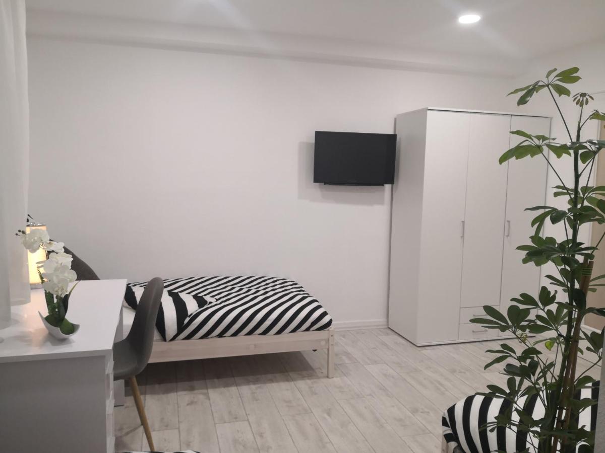 Schoene Und Optimal Gelegene Wohnung Weisskirchen Esterno foto