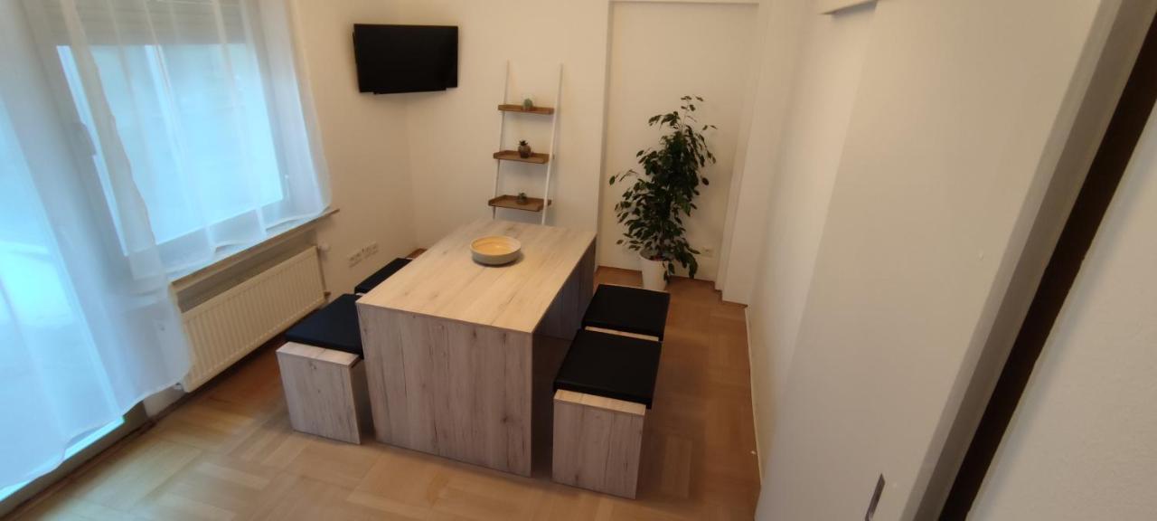 Schoene Und Optimal Gelegene Wohnung Weisskirchen Esterno foto