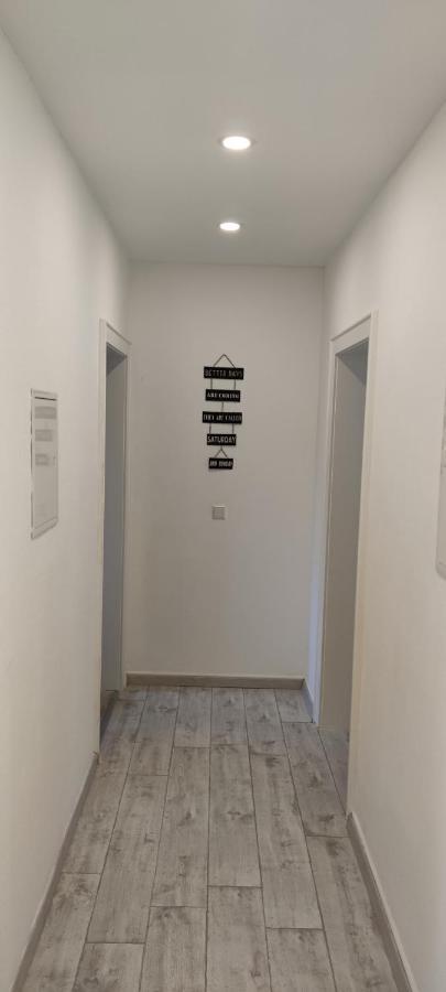 Schoene Und Optimal Gelegene Wohnung Weisskirchen Esterno foto