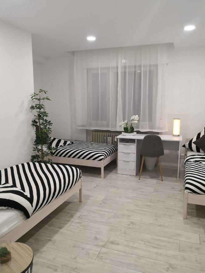 Schoene Und Optimal Gelegene Wohnung Weisskirchen Esterno foto