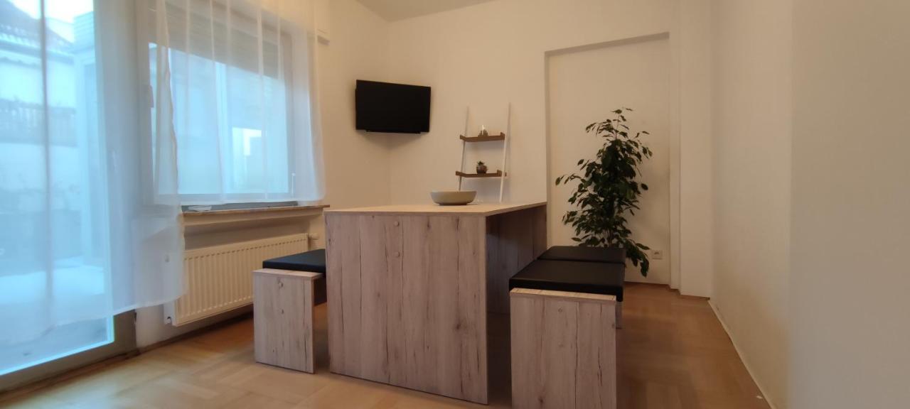 Schoene Und Optimal Gelegene Wohnung Weisskirchen Esterno foto